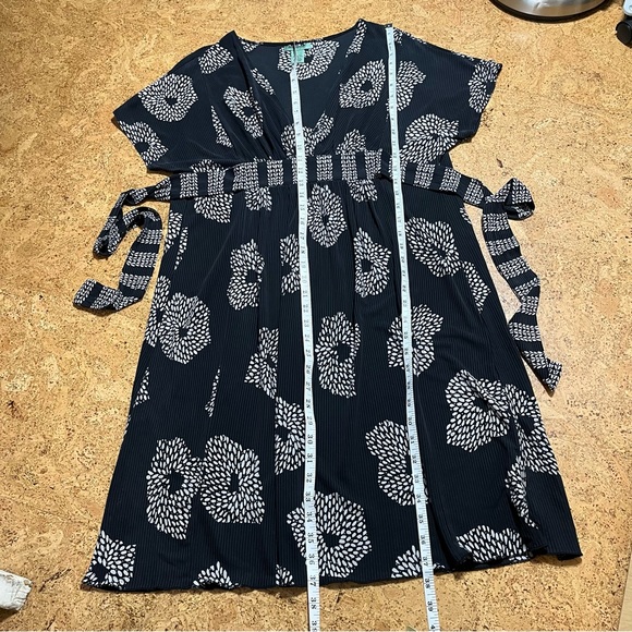 Maple By Anthropologie V-neck 100% Silk Floral Black & White Dress Sz XS - Picture 10 of 10